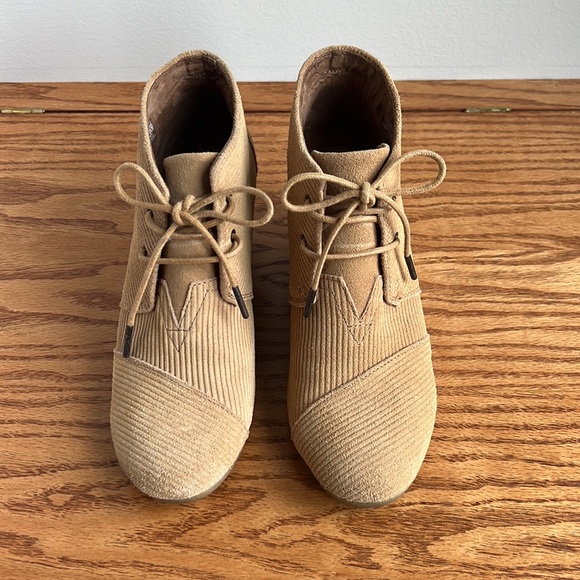 EUC - TOMS Brown Sugar Suede Corduroy Wedge Booties.  Size 9.5 Lace Up - Picture 5 of 11